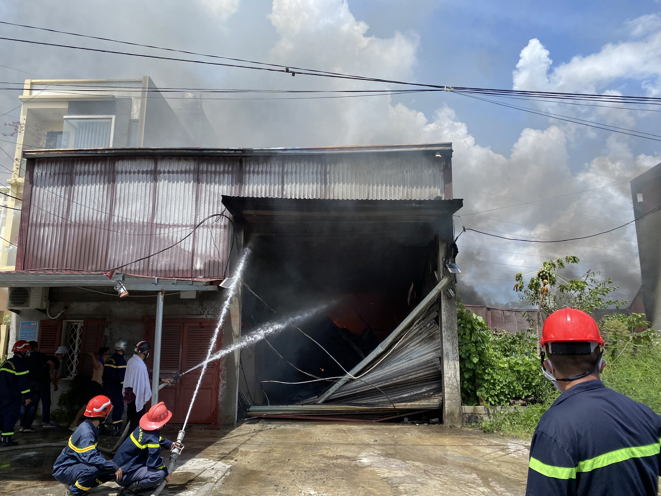 Cứu 01 người trong đám cháy tại khu chung cư Hoàng Mai xã Đồng Thái (huyện An Dương)